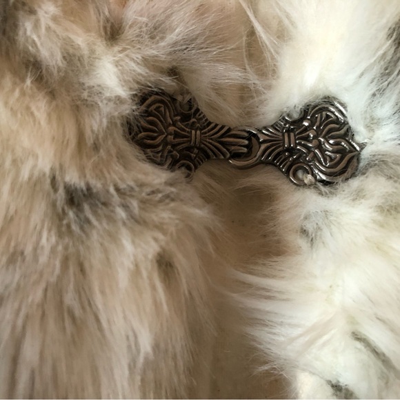 Faux fur cape .One size. Ivory and gray. Hand made - Picture 3 of 4